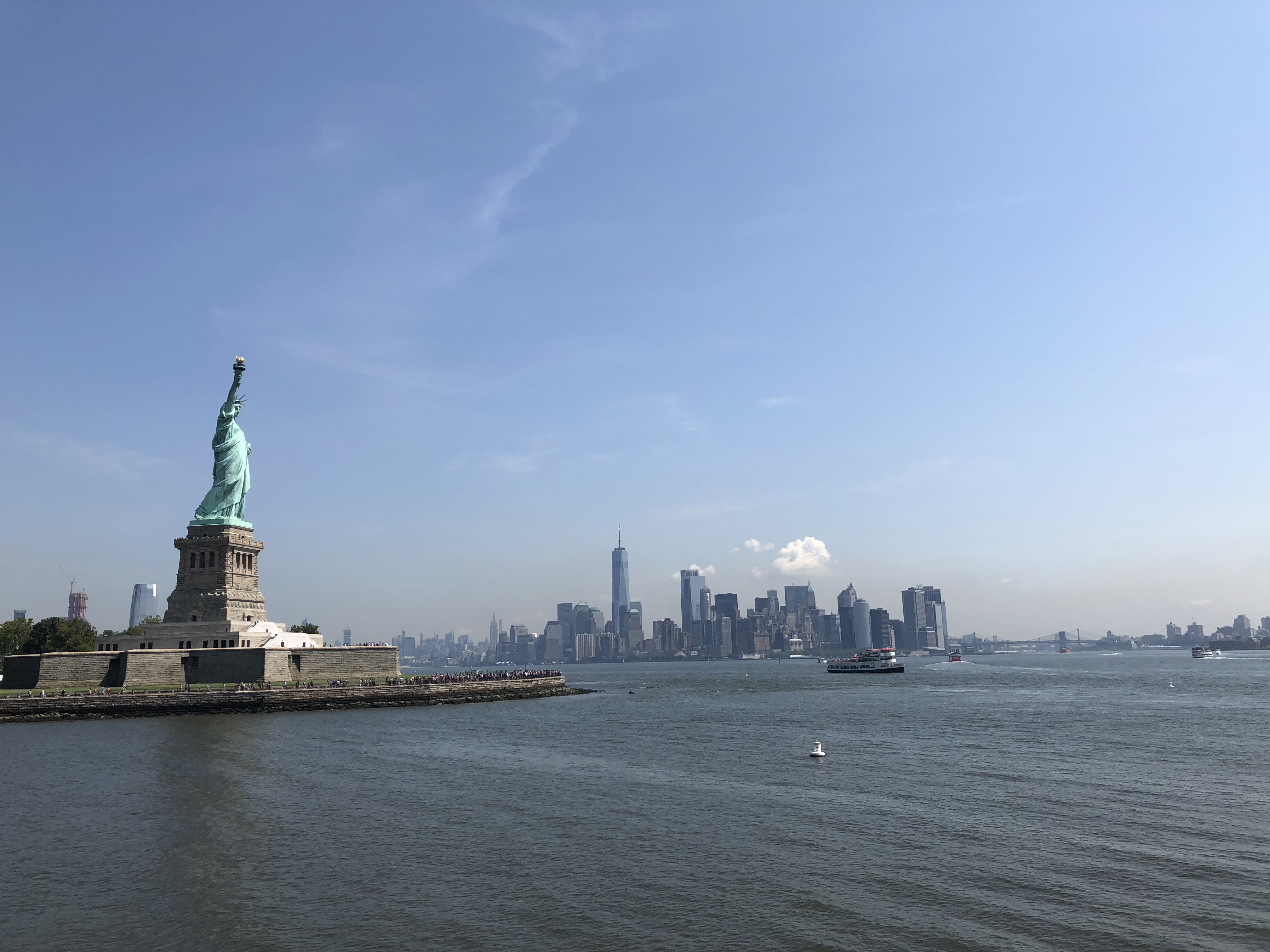 Freiheitsstatue mit der Skyline von Manhattan im Hintergrund