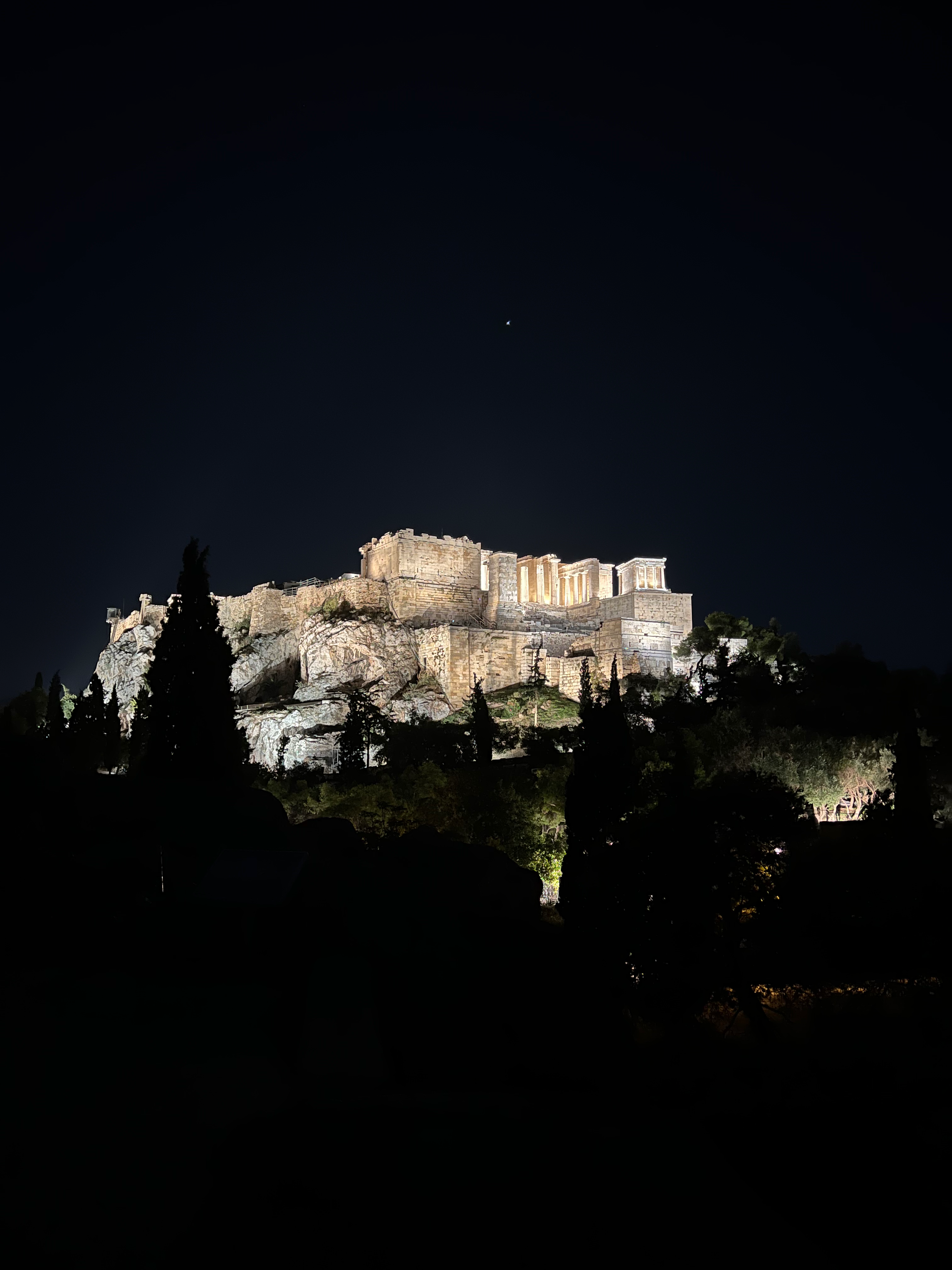 Blick vom Philopapposhügel auf die Akropolis bei Nacht