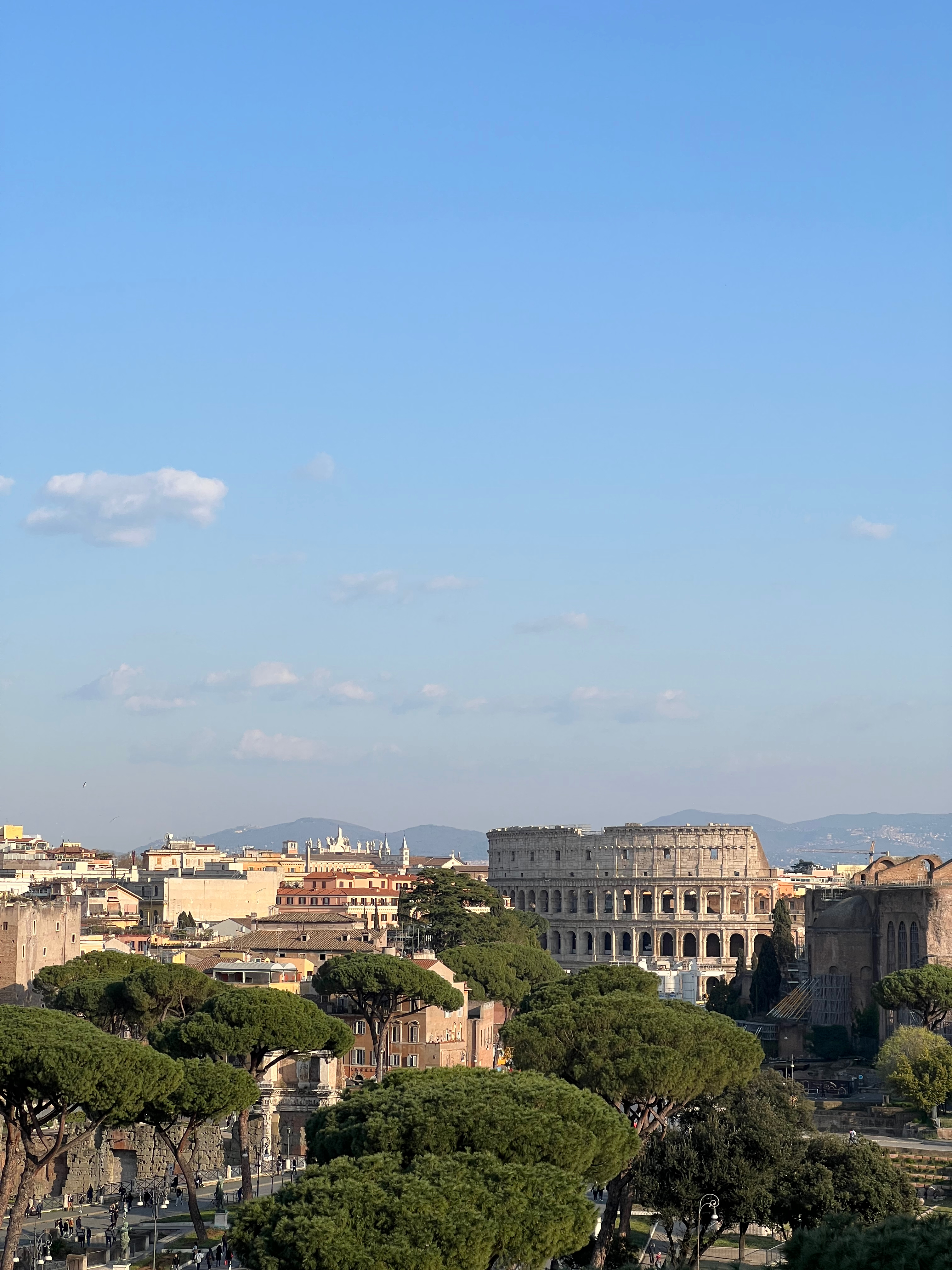 Blick vom Monumento a Vittorio Emanuele II auf das Kolloseum