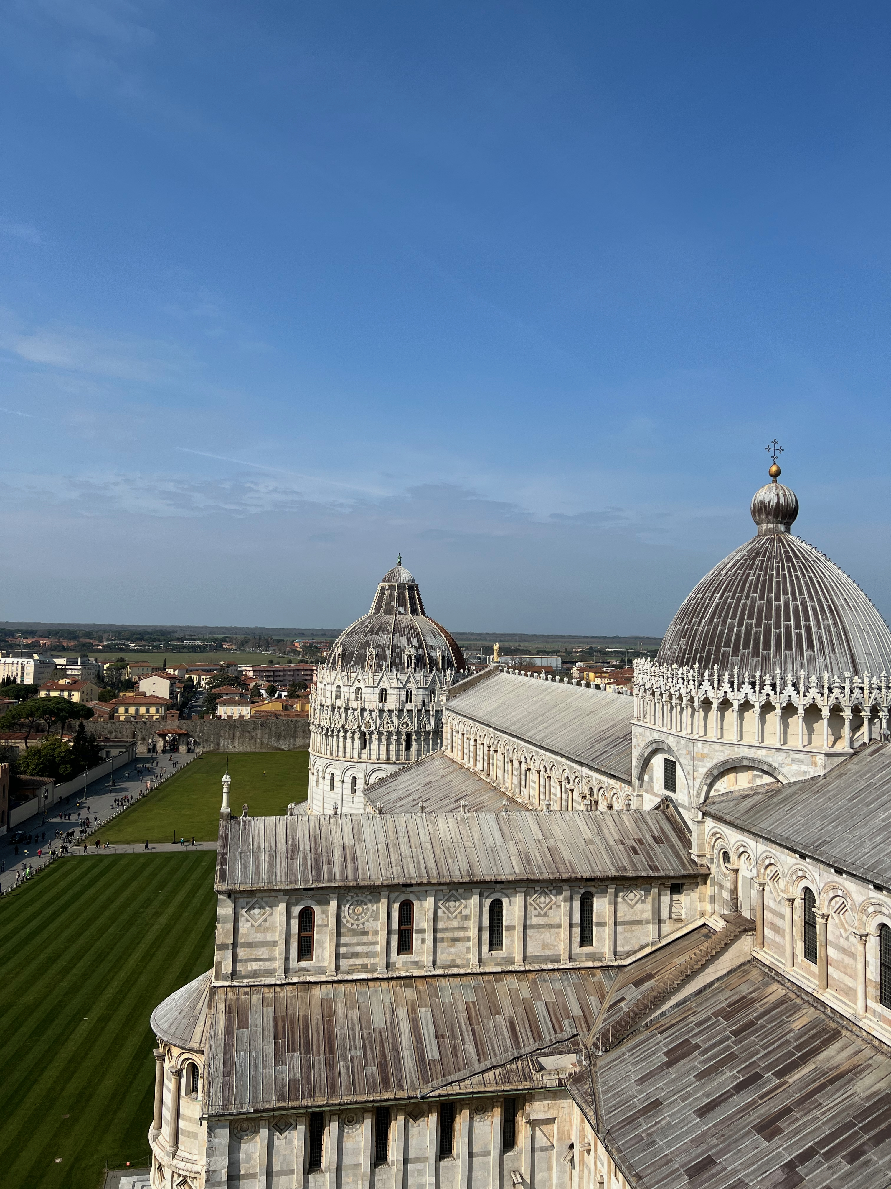 Blick vom schiefen Turm von Pisa auf die Cattedrale di Pisa