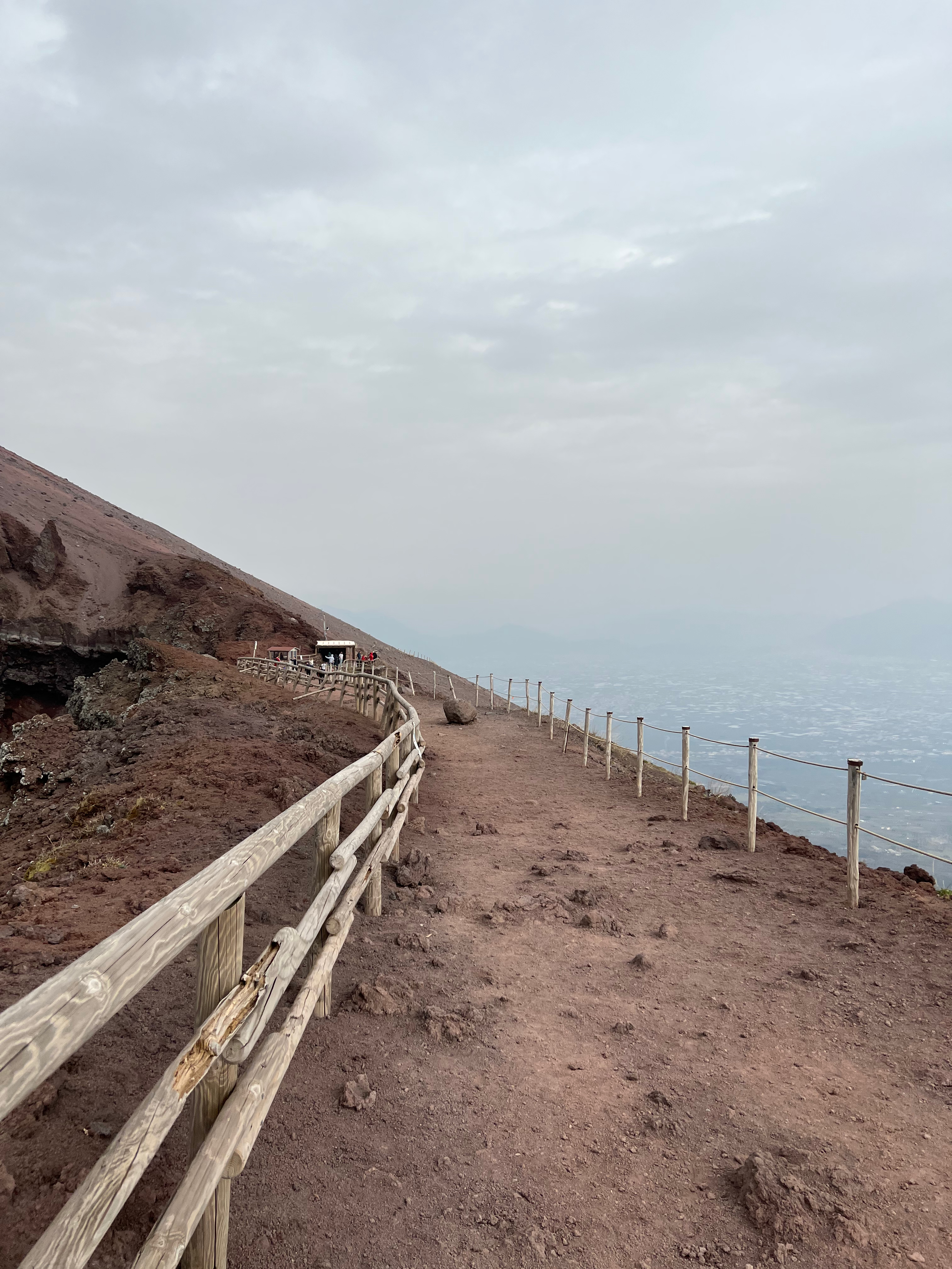Weg entlang des Krater des Vesuvs