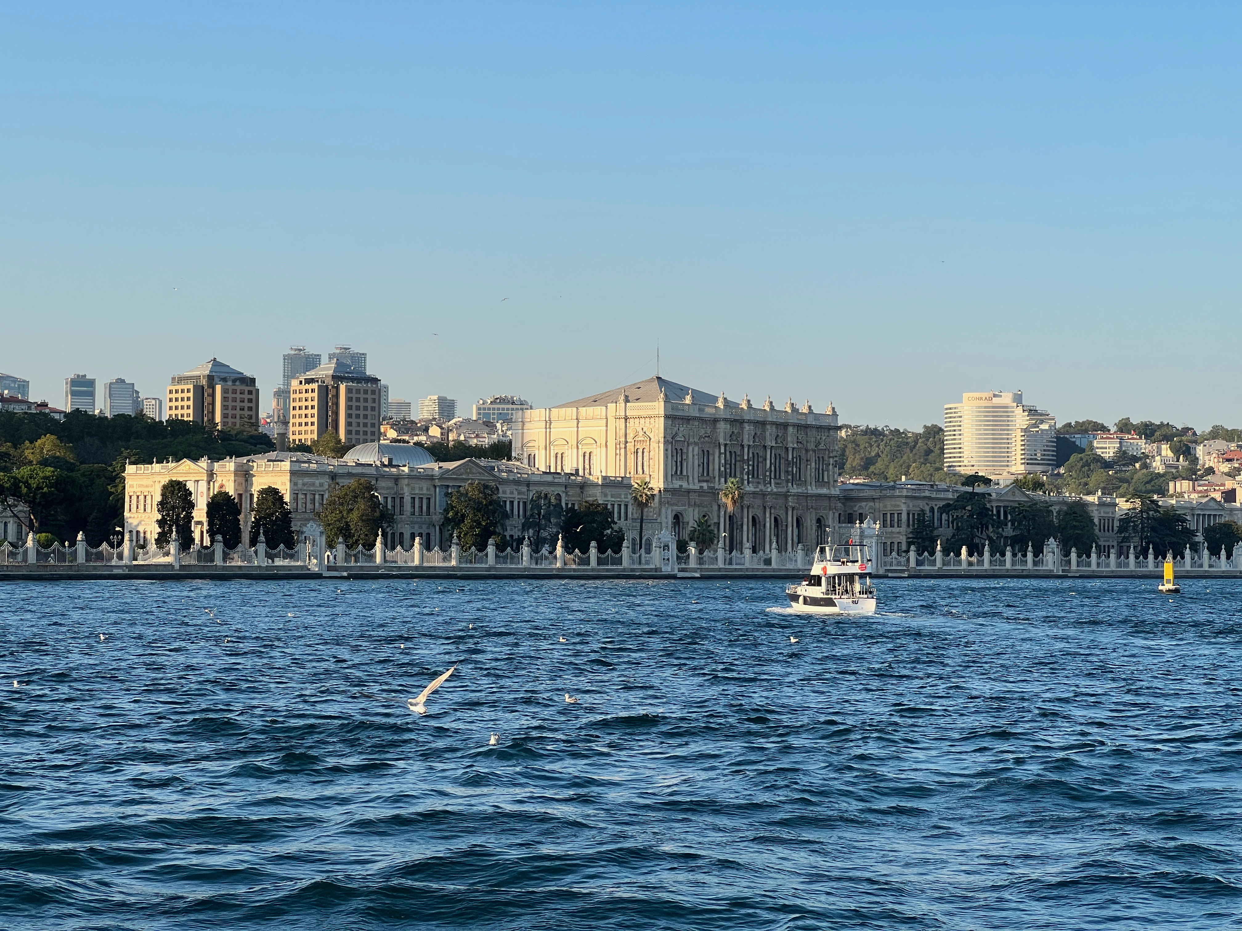 Blick vom Bosporus auf den Dolmabahce Palast