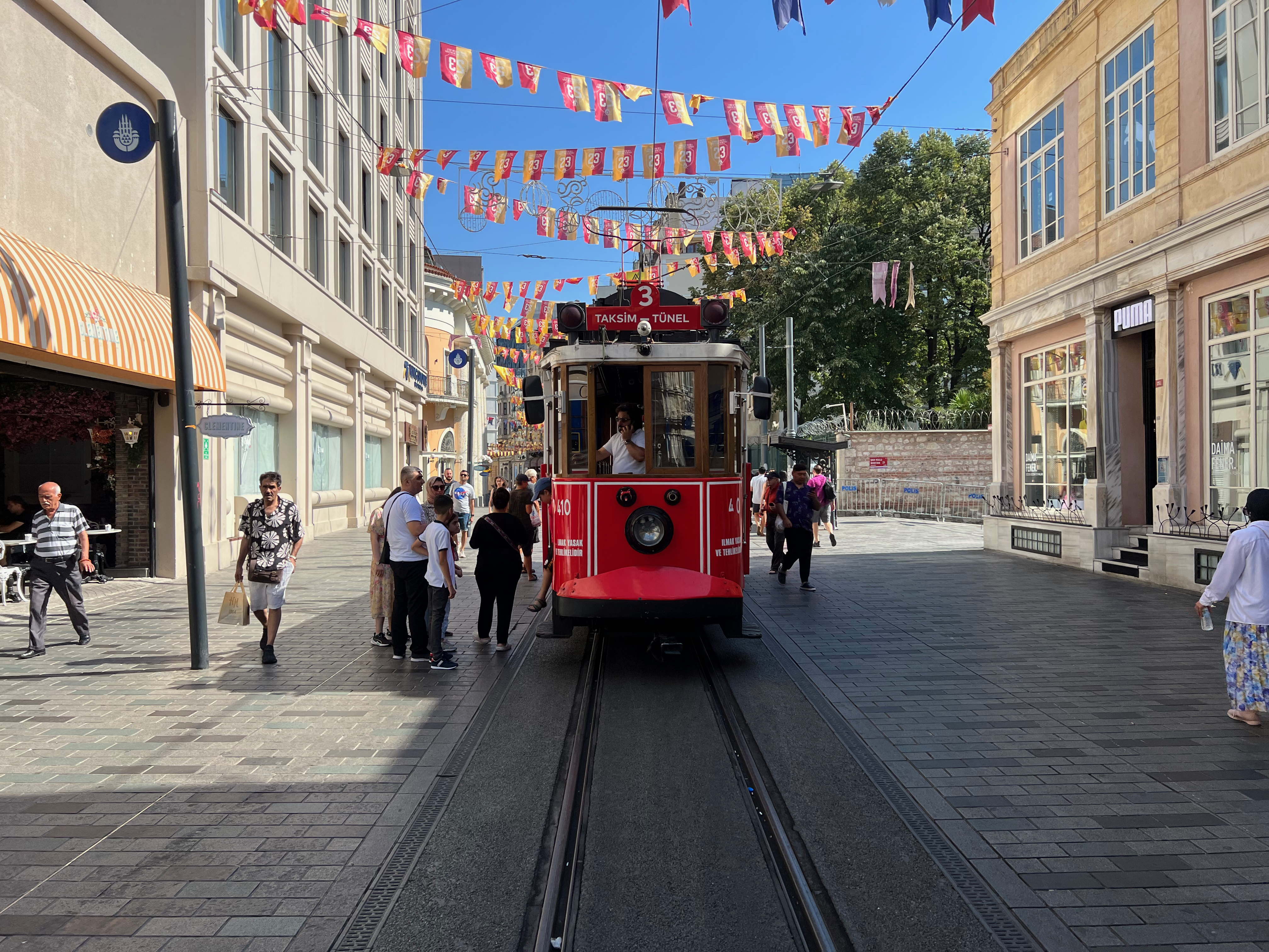 Histoische Tram in der İstiklal Caddesi