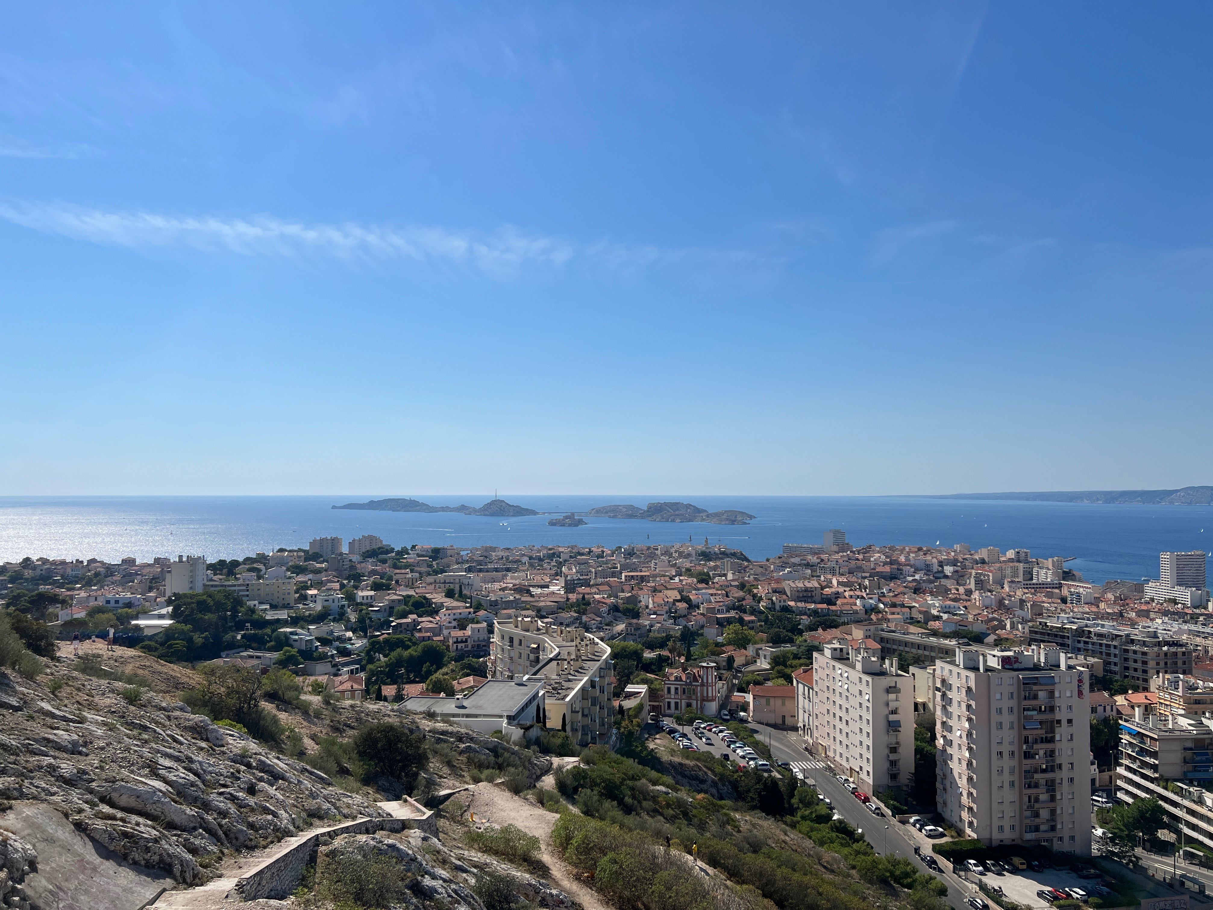 Blick von der Kirche Kirche Notre-Dame-de-la-Garde auf die Innenstadt von Marseille
