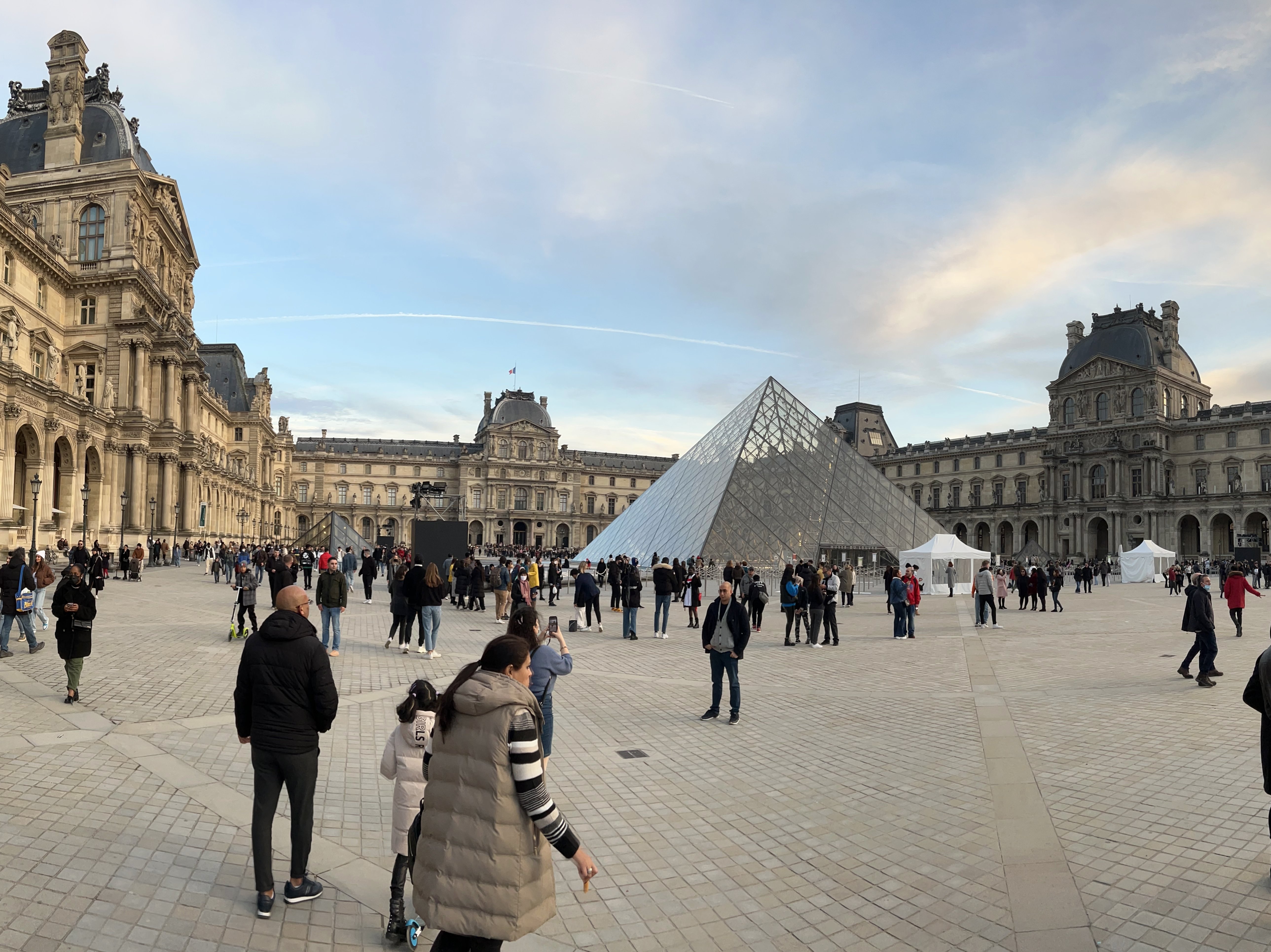 Glaspyramide vor dem Louvre